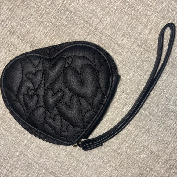 Betsey Johnson NWOT Heart Shaped Quilted Zip Wallet Wristlet Black Change Purse - Picture 5 of 6